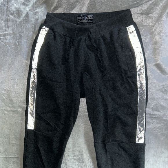 Broken Threads Medium - Picture 4 of 7